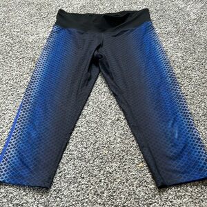 Black & Blue Capri workout leggings. Size L